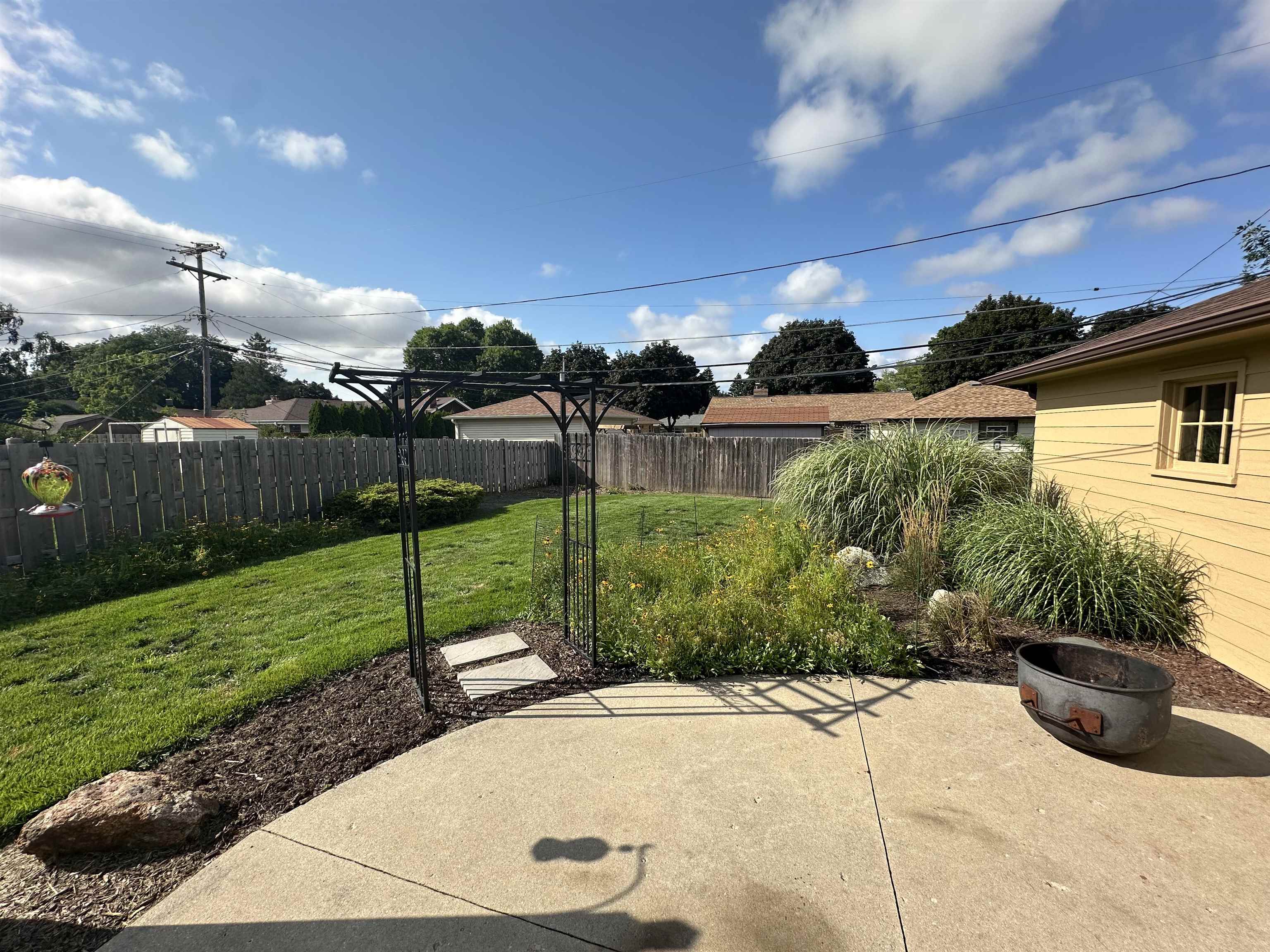 West Allis, Wisconsin 53219, United States, 3 Bedrooms Bedrooms, ,2 BathroomsBathrooms,Residential,Active,194500