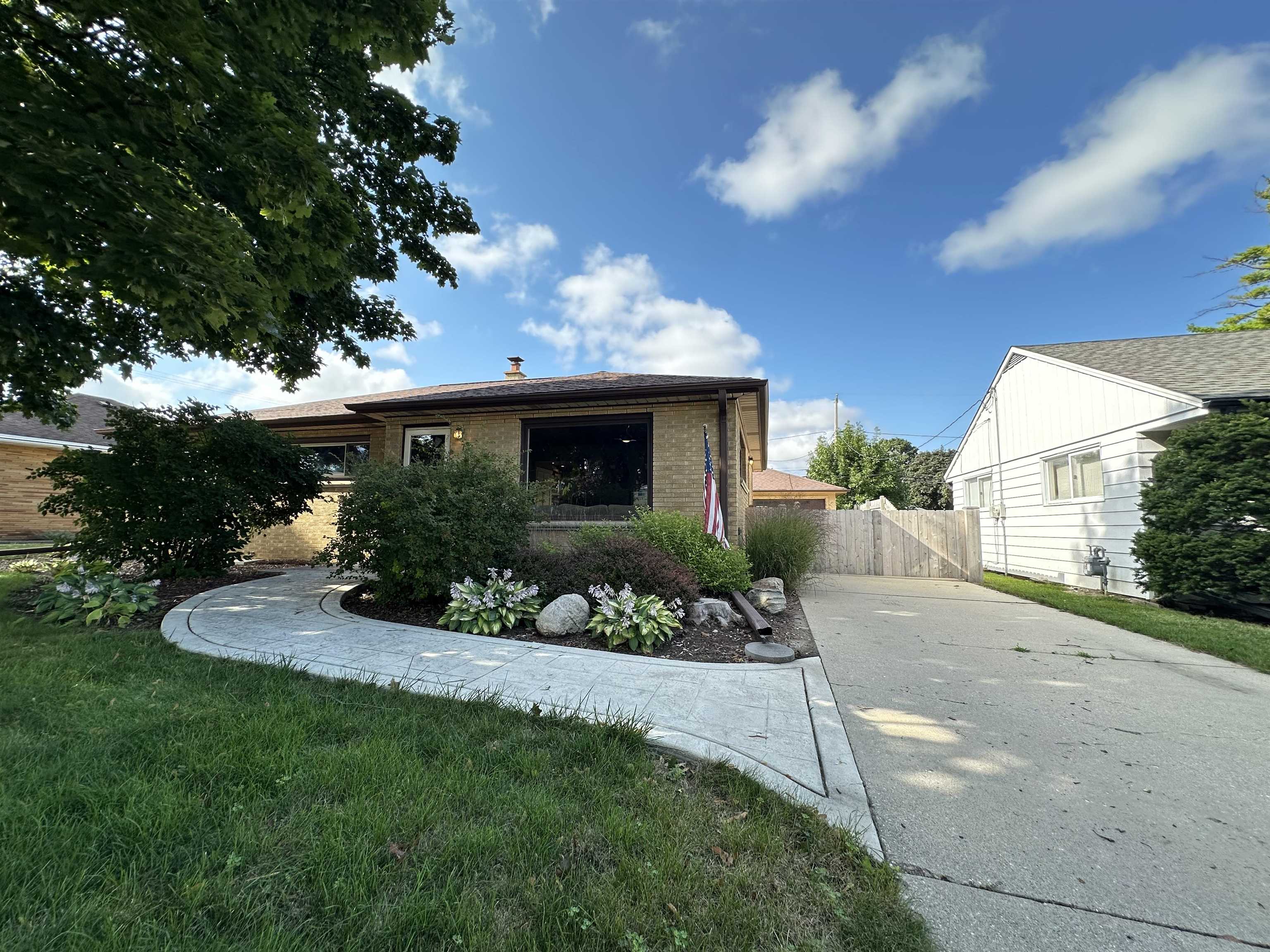 West Allis, Wisconsin 53219, United States, 3 Bedrooms Bedrooms, ,2 BathroomsBathrooms,Residential,Active,194500