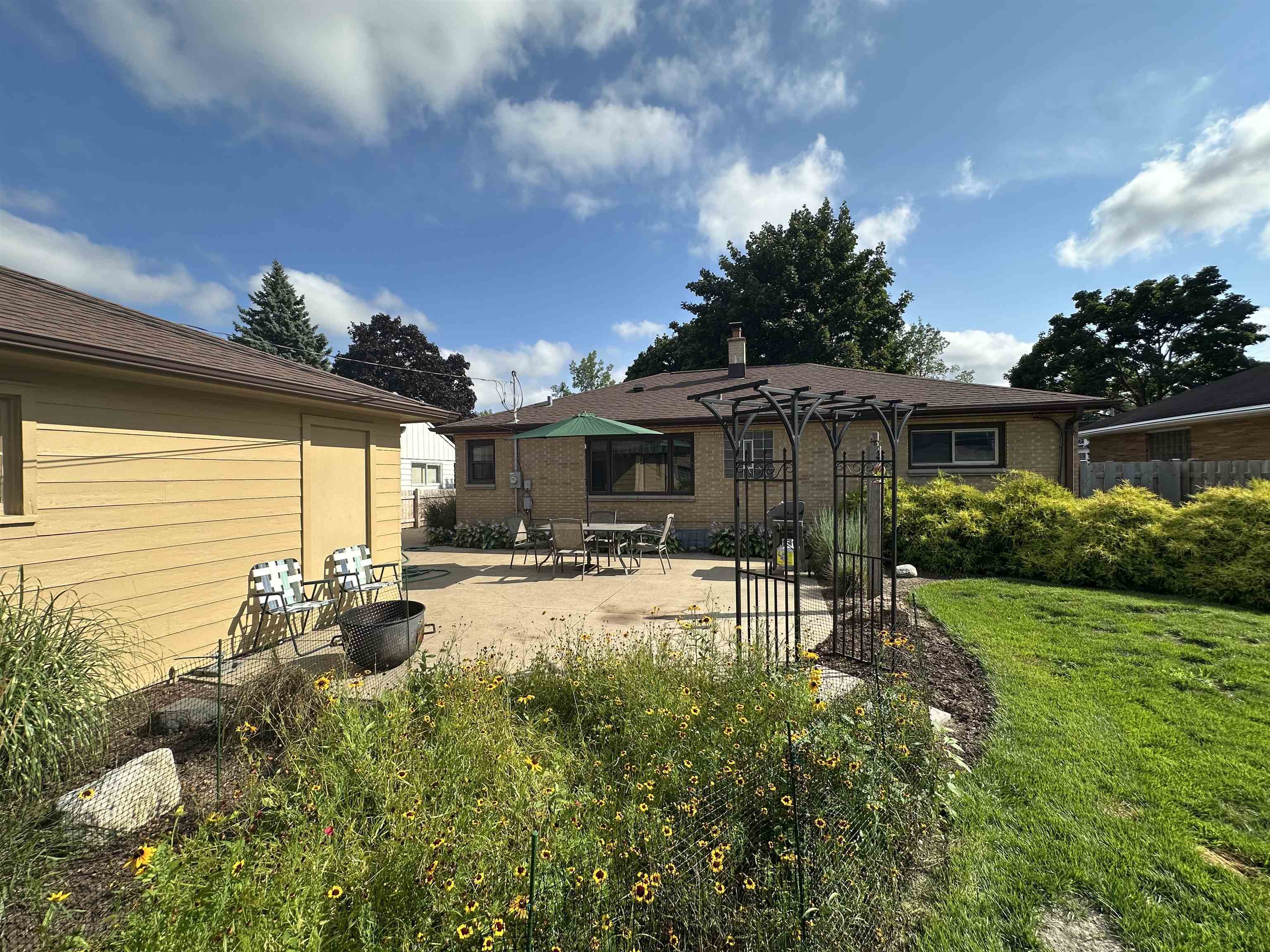 West Allis, Wisconsin 53219, United States, 3 Bedrooms Bedrooms, ,2 BathroomsBathrooms,Residential,Active,194500