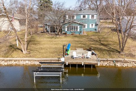 Photo of 917 WINDWARD Court, OSHKOSH, WI 54901 (MLS # 50322932)