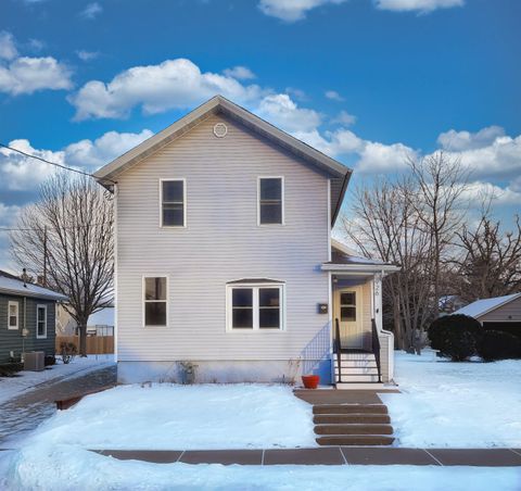 Photo of 926 EASTMAN Street, OSHKOSH, WI 54901 (MLS # 50320373)