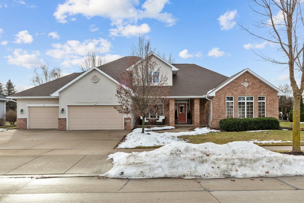 Photo of 217 E WENTWORTH Lane, APPLETON, WI 54913 (MLS # 50319827)
