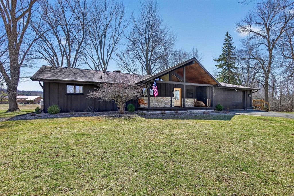 Photo of N7779 SPURLINE Court, SHERWOOD, WI 54169 (MLS # 50323417)
