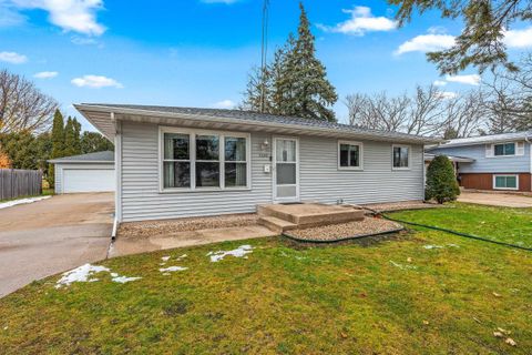 Photo of 1520 W 9TH Avenue, OSHKOSH, WI 54902 (MLS # 50318509)