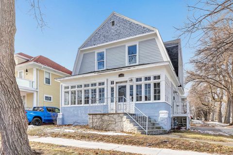 Photo of 719 N ASHLAND Avenue, GREEN BAY, WI 54303 (MLS # 50320291)