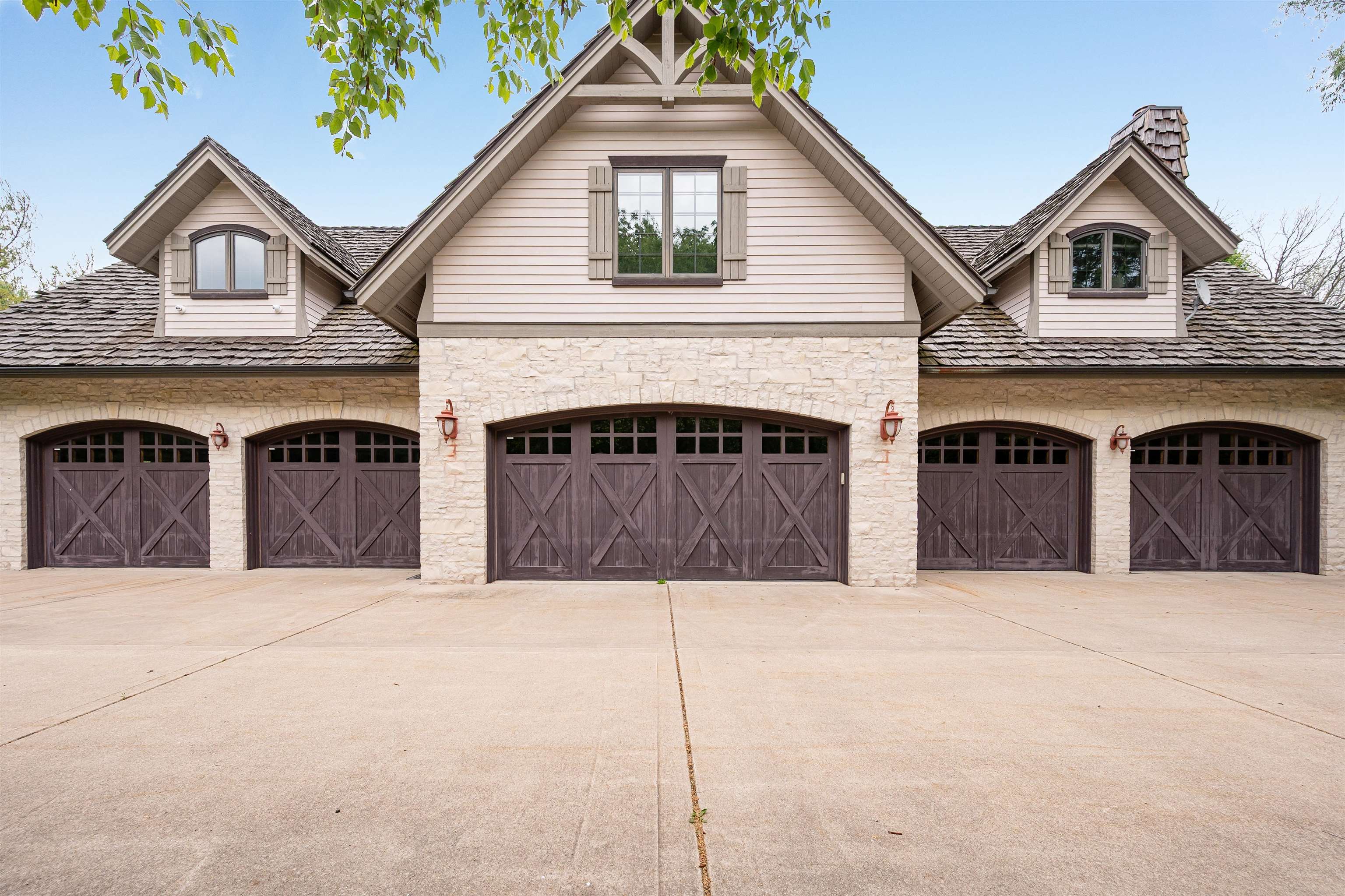 3379 LOST DAUPHIN Road