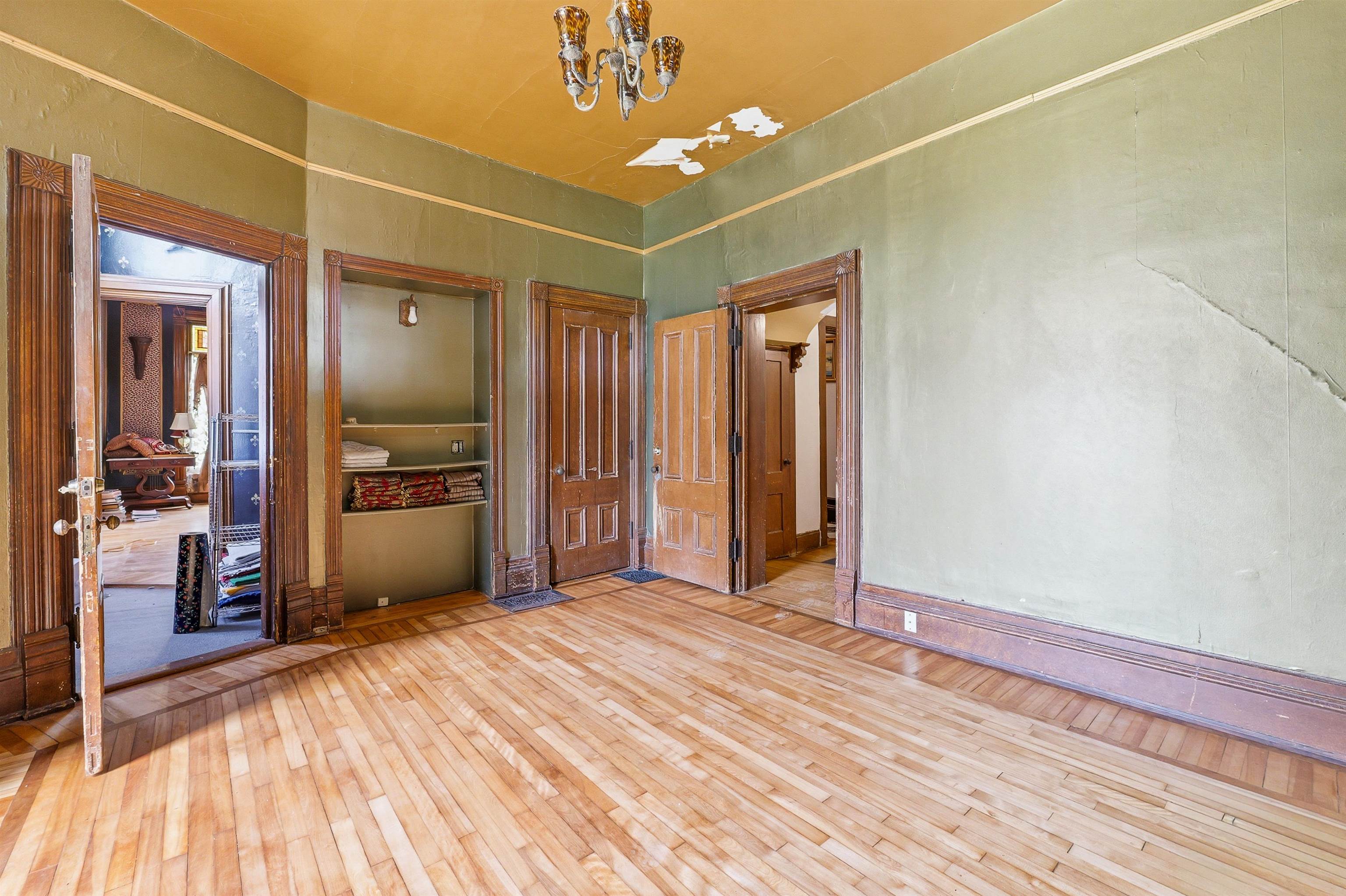 133 W DIVISION Street