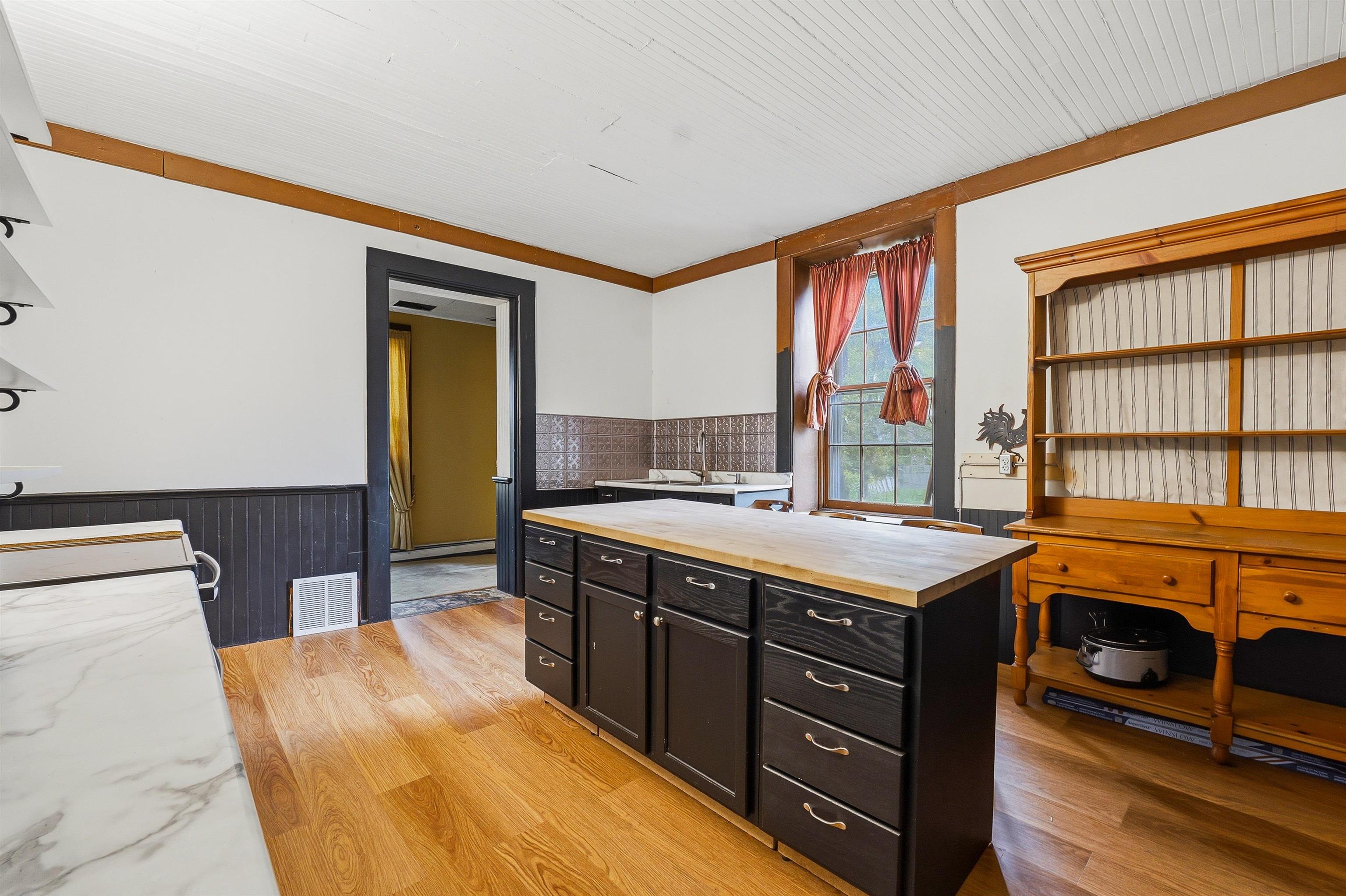 133 W DIVISION Street