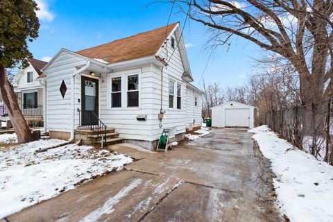 Photo of 821 SCHOOL Place, GREEN BAY, WI 54303 (MLS # 50319818)
