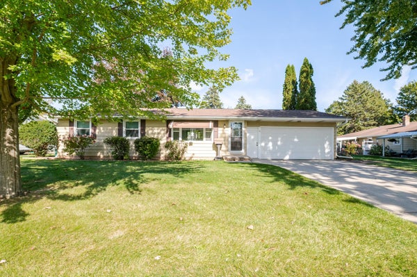 2682 TULIP LN, GREEN BAY, WI 54313 - Image 80d68a79bccbf4f61dabedfebd7ec1b7/2498454690