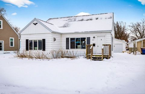 Photo of 323 8TH Street, MENASHA, WI 54952 (MLS # 50319498)