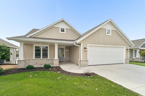 Photo of 1389 PRAIRIE LAKE Circle, NEENAH, WI 54956 (MLS # 50332676)