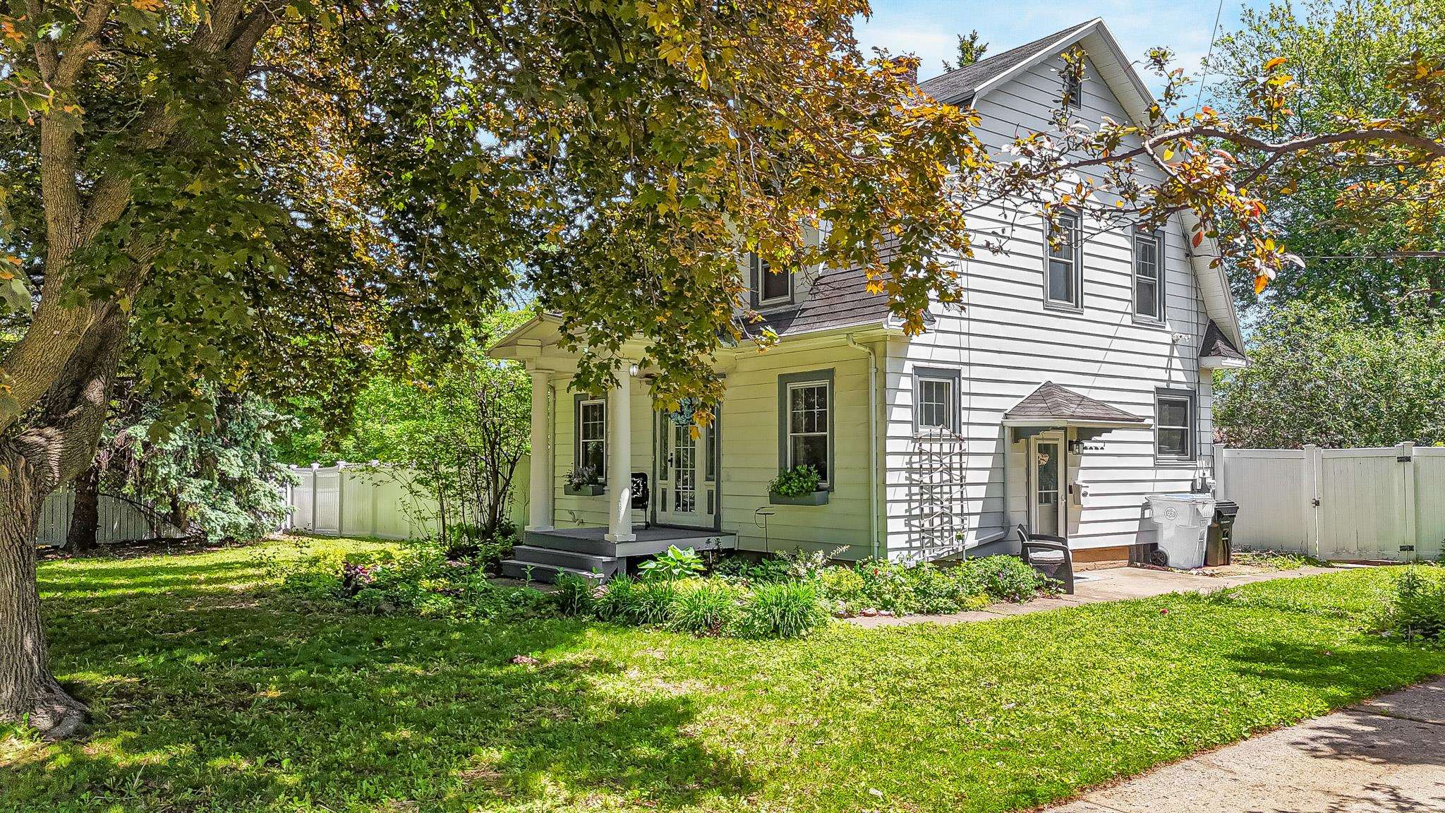Photo 1 of 40 — 2005 E NEWBERRY Street, APPLETON, WI 54915