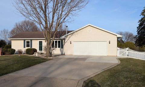 Photo of 4814 COUNTY RD R, OSHKOSH, WI 54902 (MLS # 50323023)