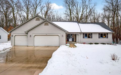 Photo of 1156 SHAGGY BARK Drive, NEENAH, WI 54956 (MLS # 50319647)
