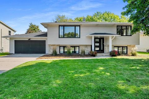 Photo of 732 JAMESTOWN Court, ALLOUEZ, WI 54301 (MLS # 50316138)