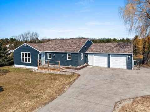 Photo of 7838 N BROWN COUNTY LINE Road, PULASKI, WI 54162 (MLS # 50323291)