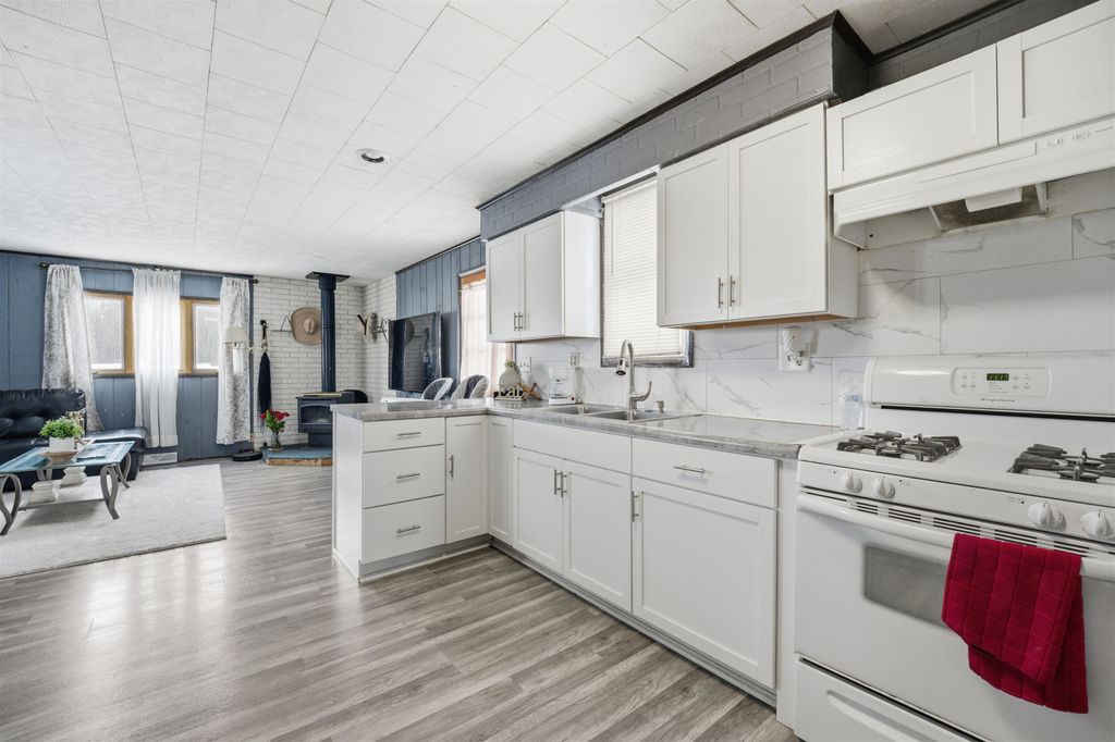 Photo of W5571 US HIGHWAY 10, MENASHA, WI 54952 (MLS # 50319132)