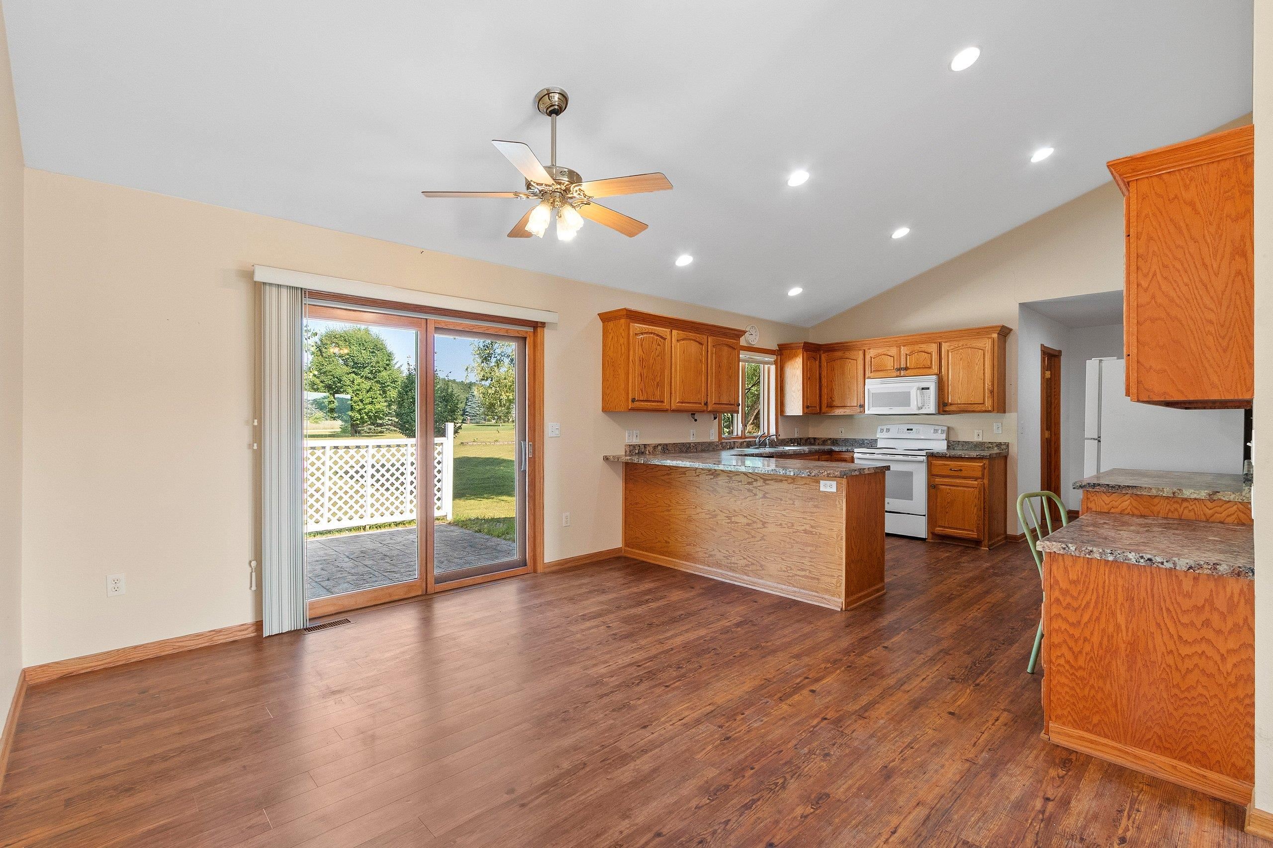 Clintonville, Wisconsin 54929, United States, 4 Bedrooms Bedrooms, ,4 BathroomsBathrooms,Residential,Active,171834