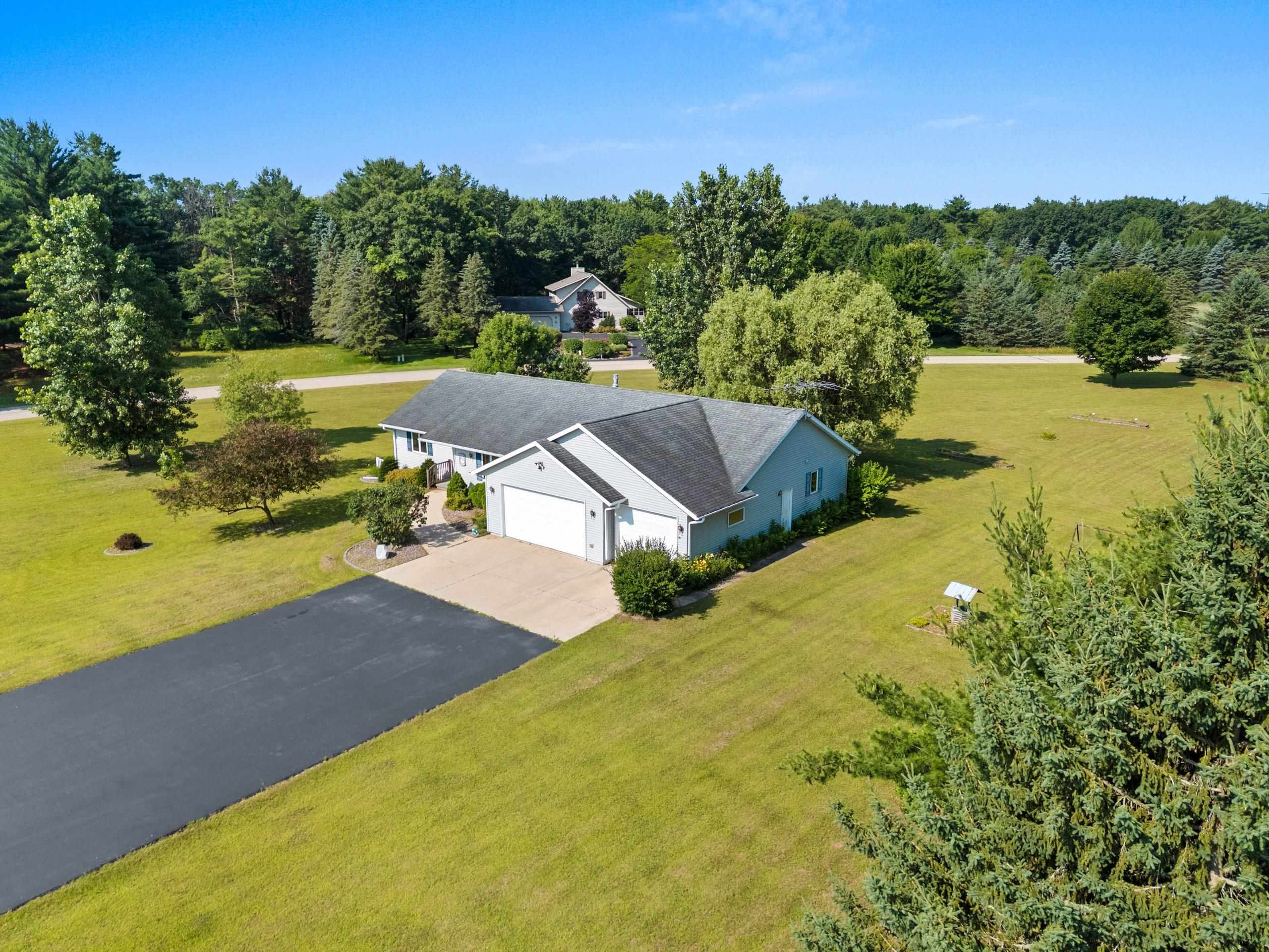 Clintonville, Wisconsin 54929, United States, 4 Bedrooms Bedrooms, ,4 BathroomsBathrooms,Residential,Active,171834