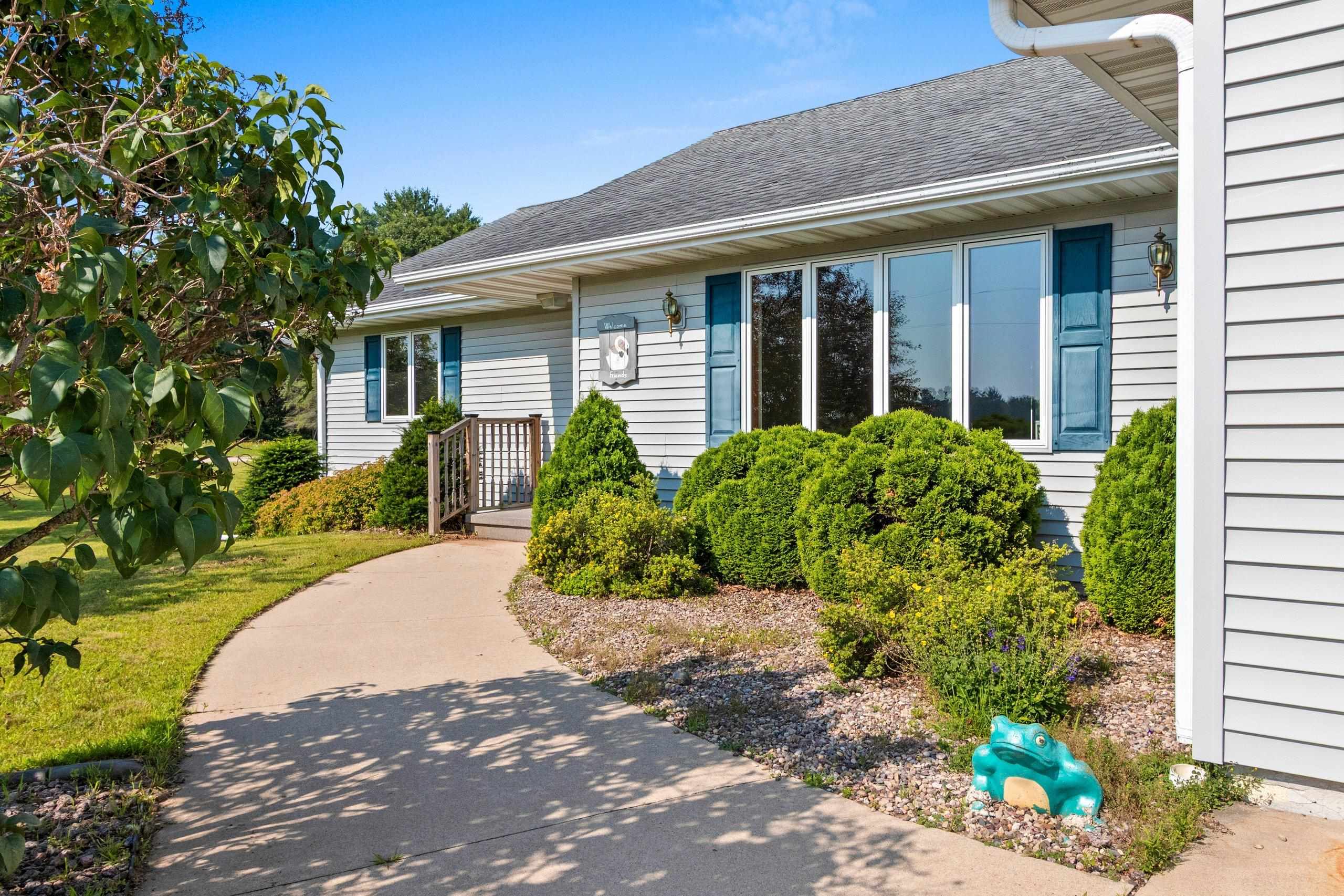 Clintonville, Wisconsin 54929, United States, 4 Bedrooms Bedrooms, ,4 BathroomsBathrooms,Residential,Active,171834