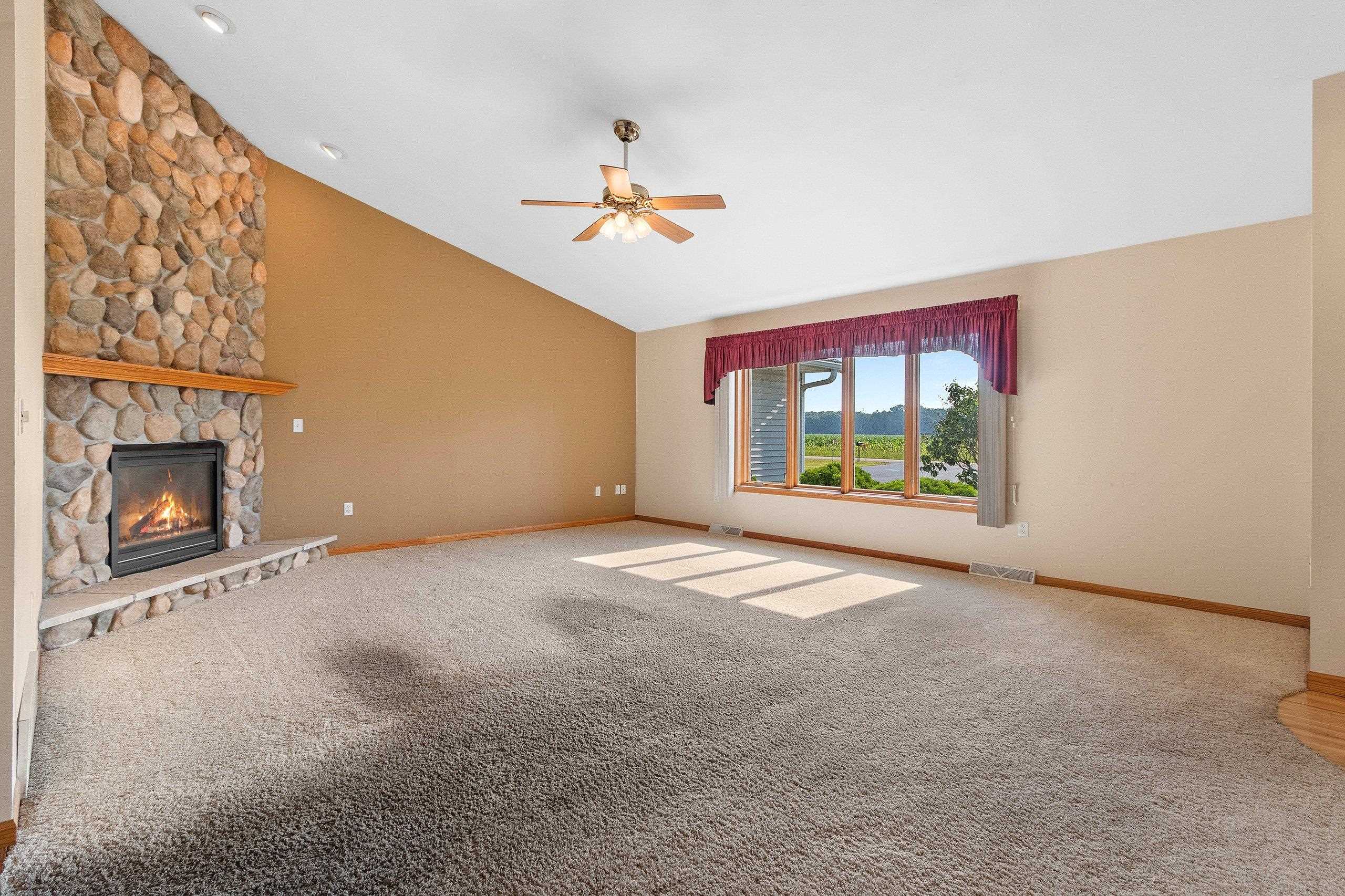 Clintonville, Wisconsin 54929, United States, 4 Bedrooms Bedrooms, ,4 BathroomsBathrooms,Residential,Active,171834