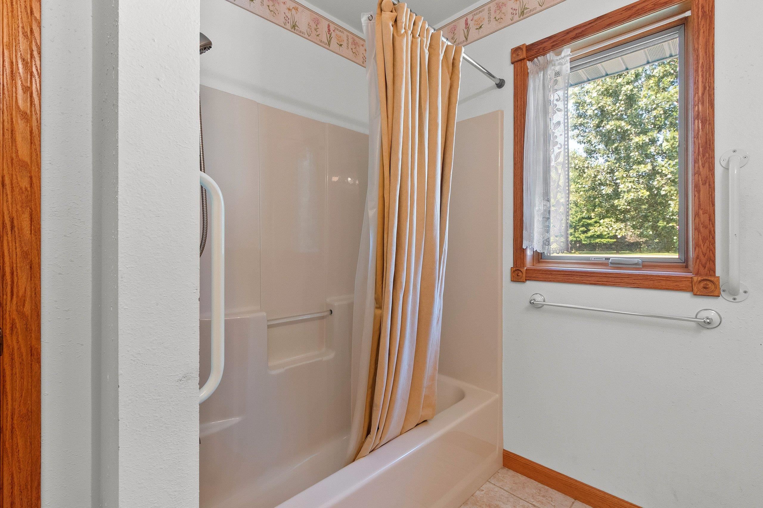 Clintonville, Wisconsin 54929, United States, 4 Bedrooms Bedrooms, ,4 BathroomsBathrooms,Residential,Active,171834