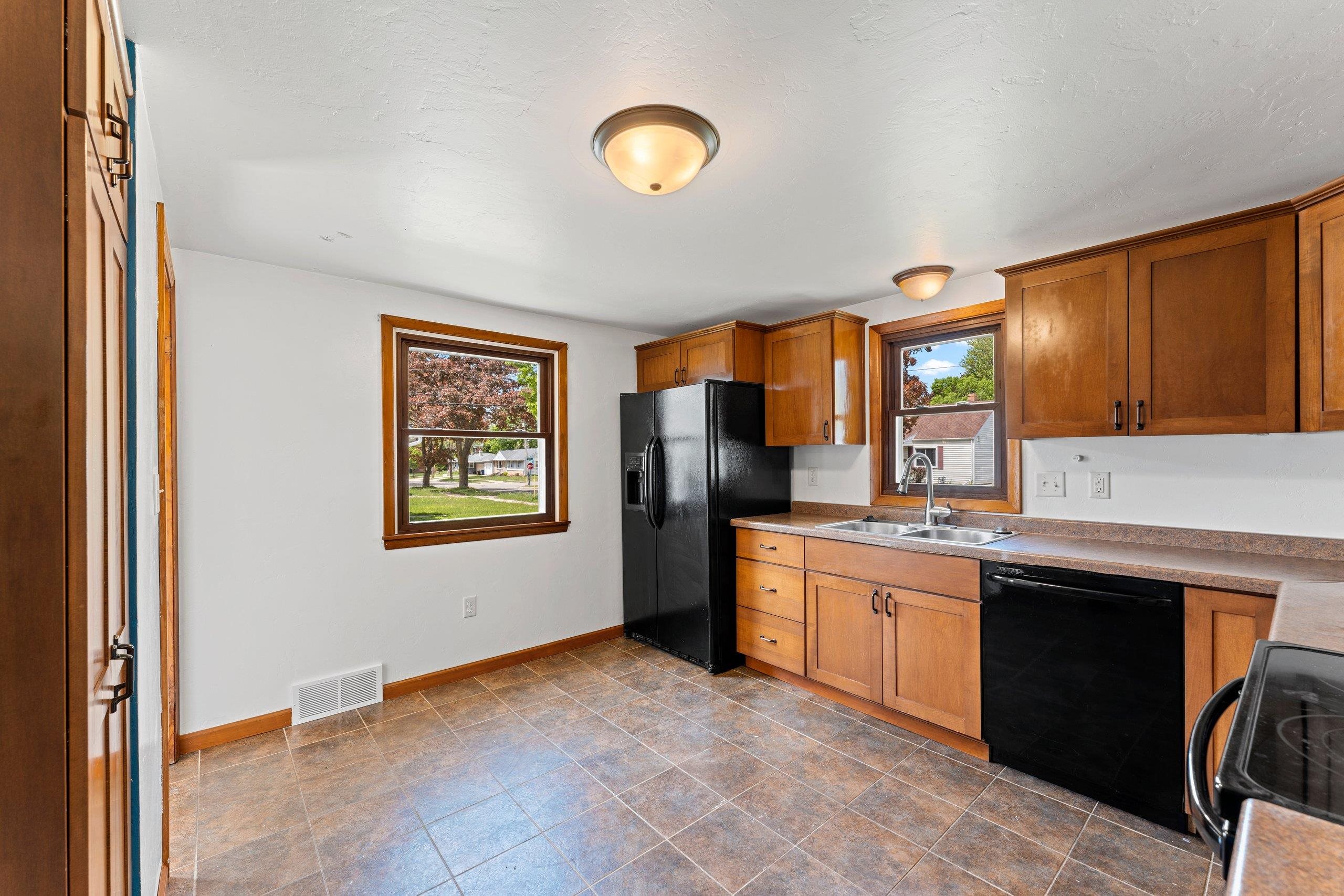 1405 W BREWSTER Street