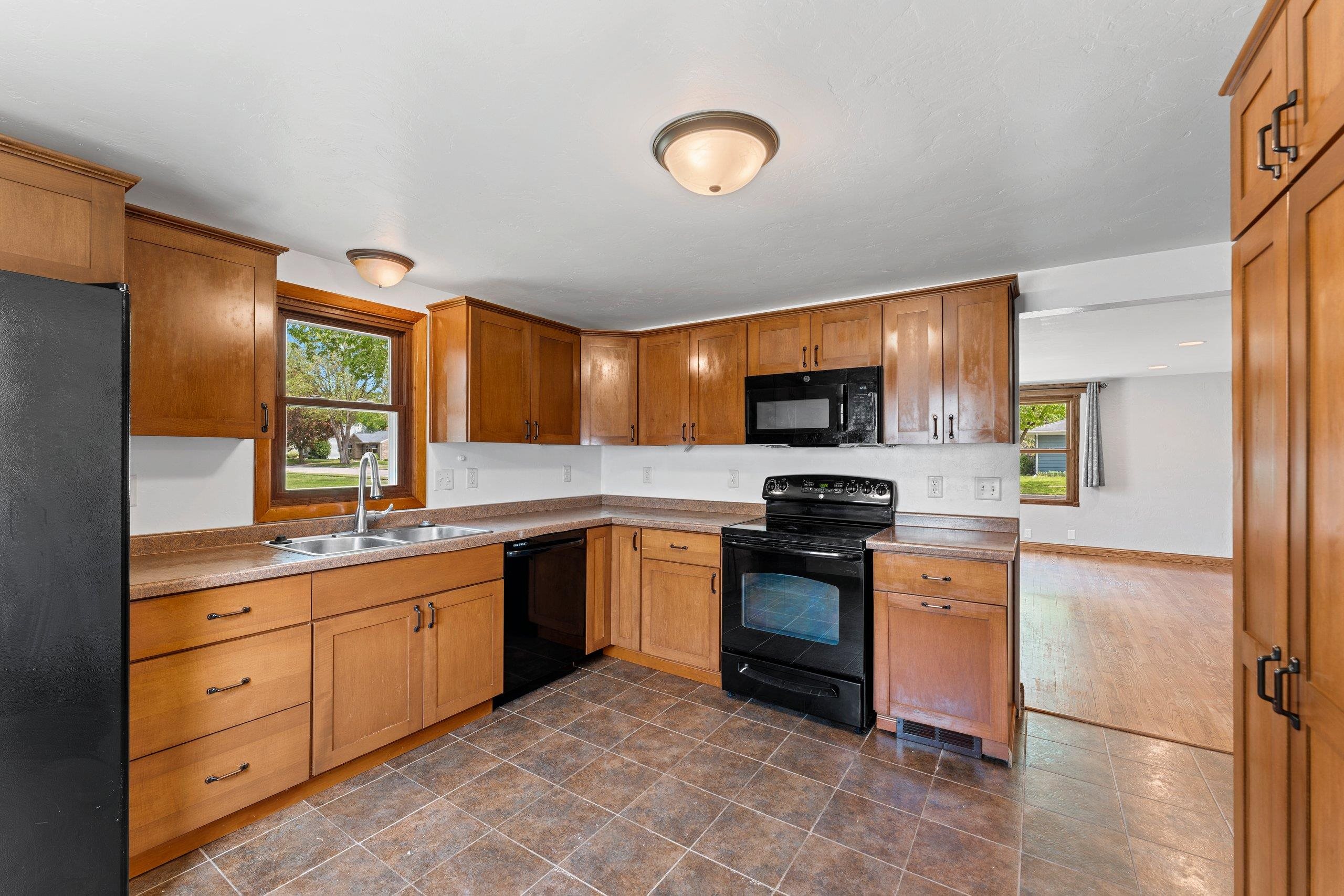 1405 W BREWSTER Street