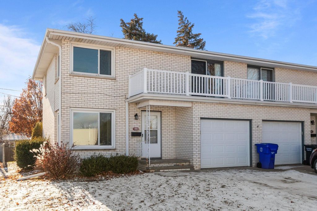 Photo of 701 E LONGVIEW Drive, APPLETON, WI 54911 (MLS # 50317415)