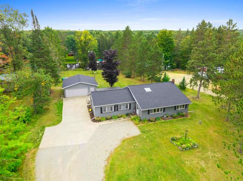 Photo of W12235 EAGLE Road, CRIVITZ, WI 54114 (MLS # 50314915)