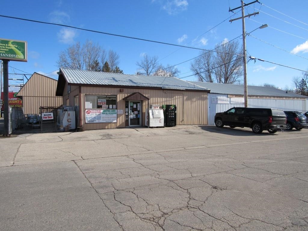 Photo 1 of 9 — 3808 10TH Street, MENOMINEE, MI 49858