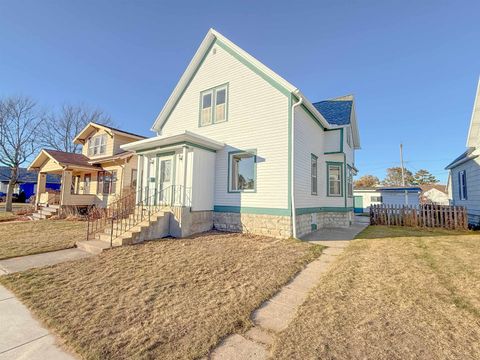 Photo of 1512 16TH Avenue, MENOMINEE, MI 49858 (MLS # 50318342)