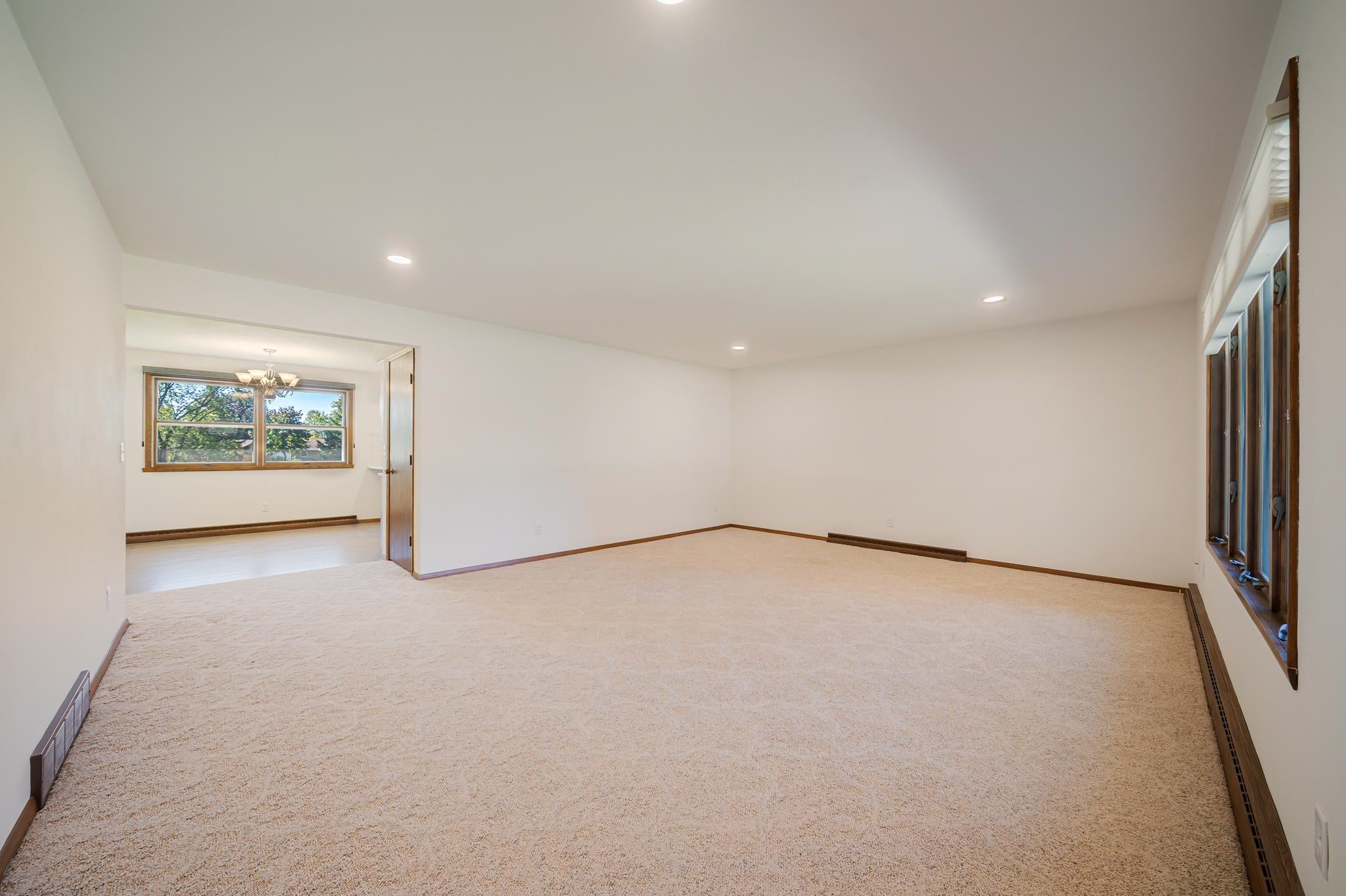 1413 W EDMUND Drive