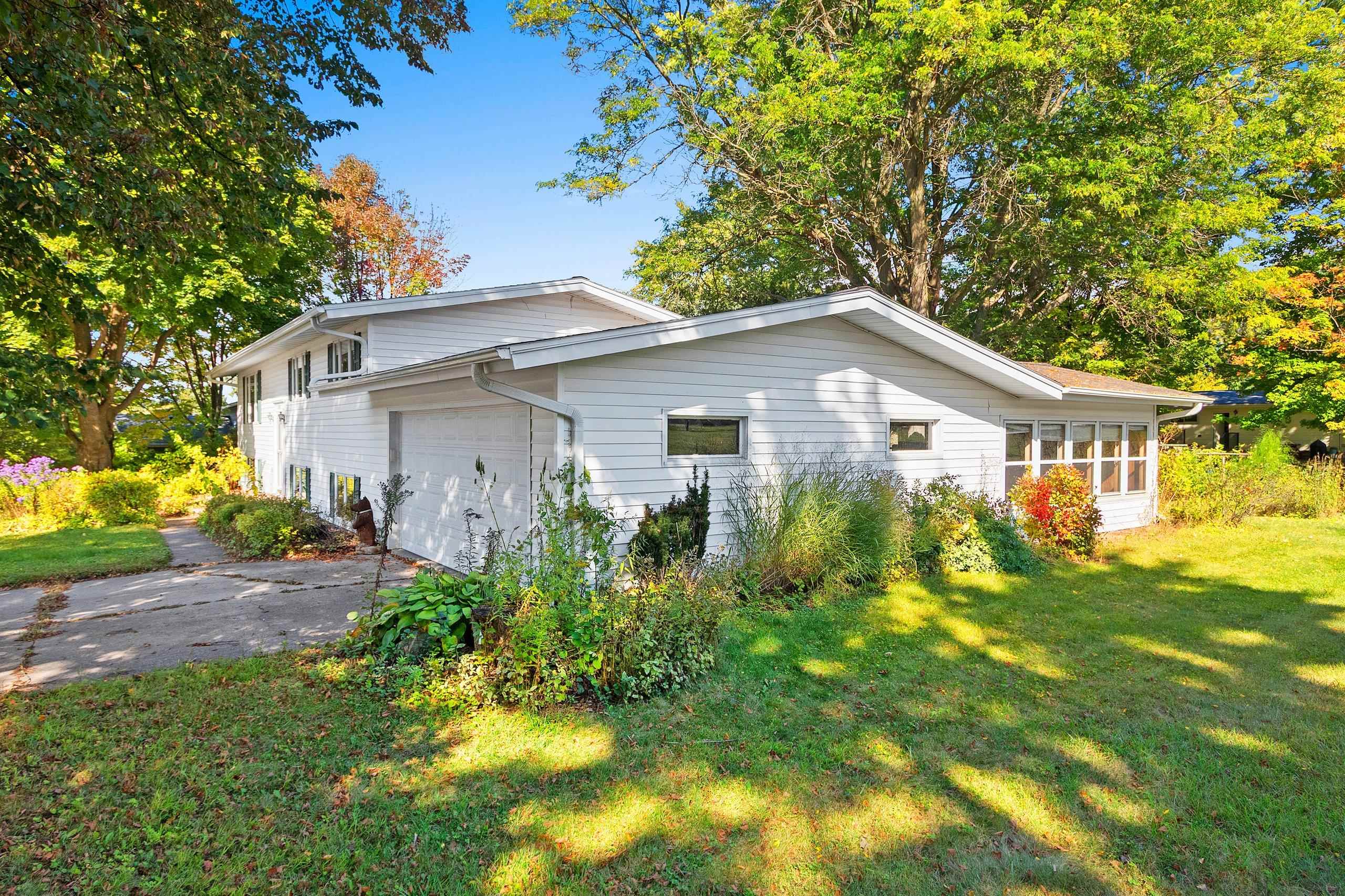 Shawano, Wisconsin 54166, United States, 4 Bedrooms Bedrooms, ,2 BathroomsBathrooms,Residential,Active,219901