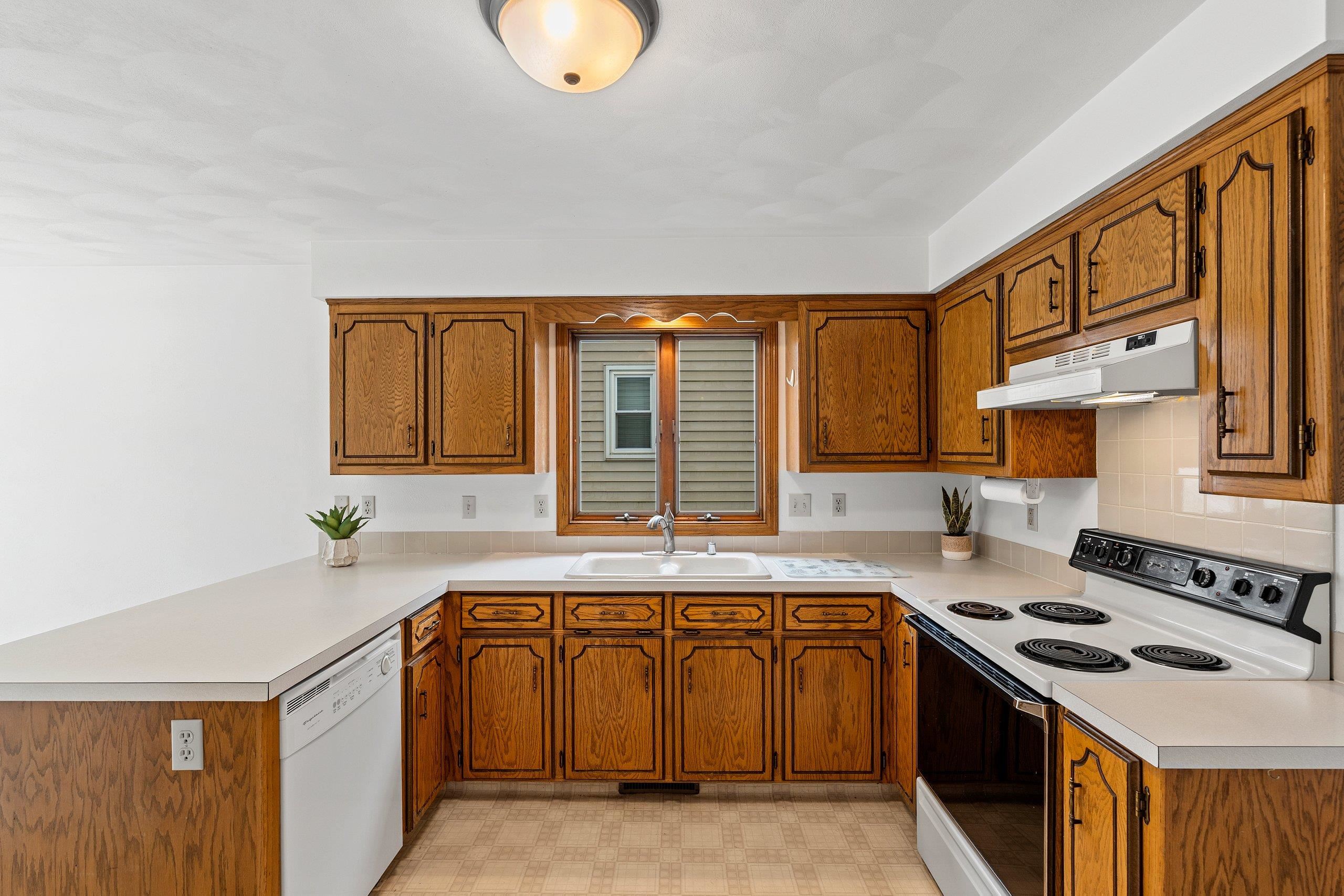 Appleton, Wisconsin 54914, United States, 2 Bedrooms Bedrooms, ,2 BathroomsBathrooms,Residential,Active,148956