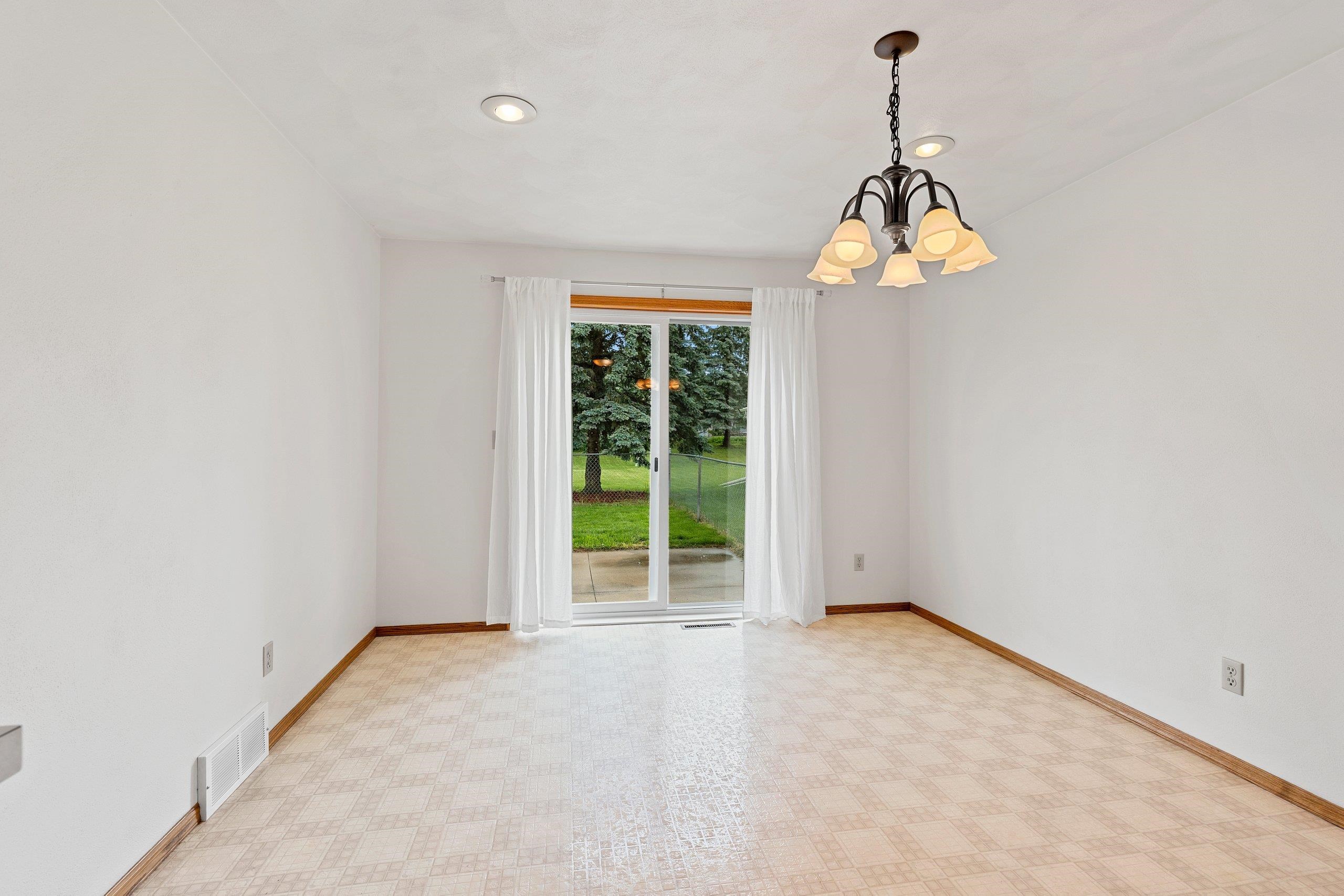 Appleton, Wisconsin 54914, United States, 2 Bedrooms Bedrooms, ,2 BathroomsBathrooms,Residential,Active,148956