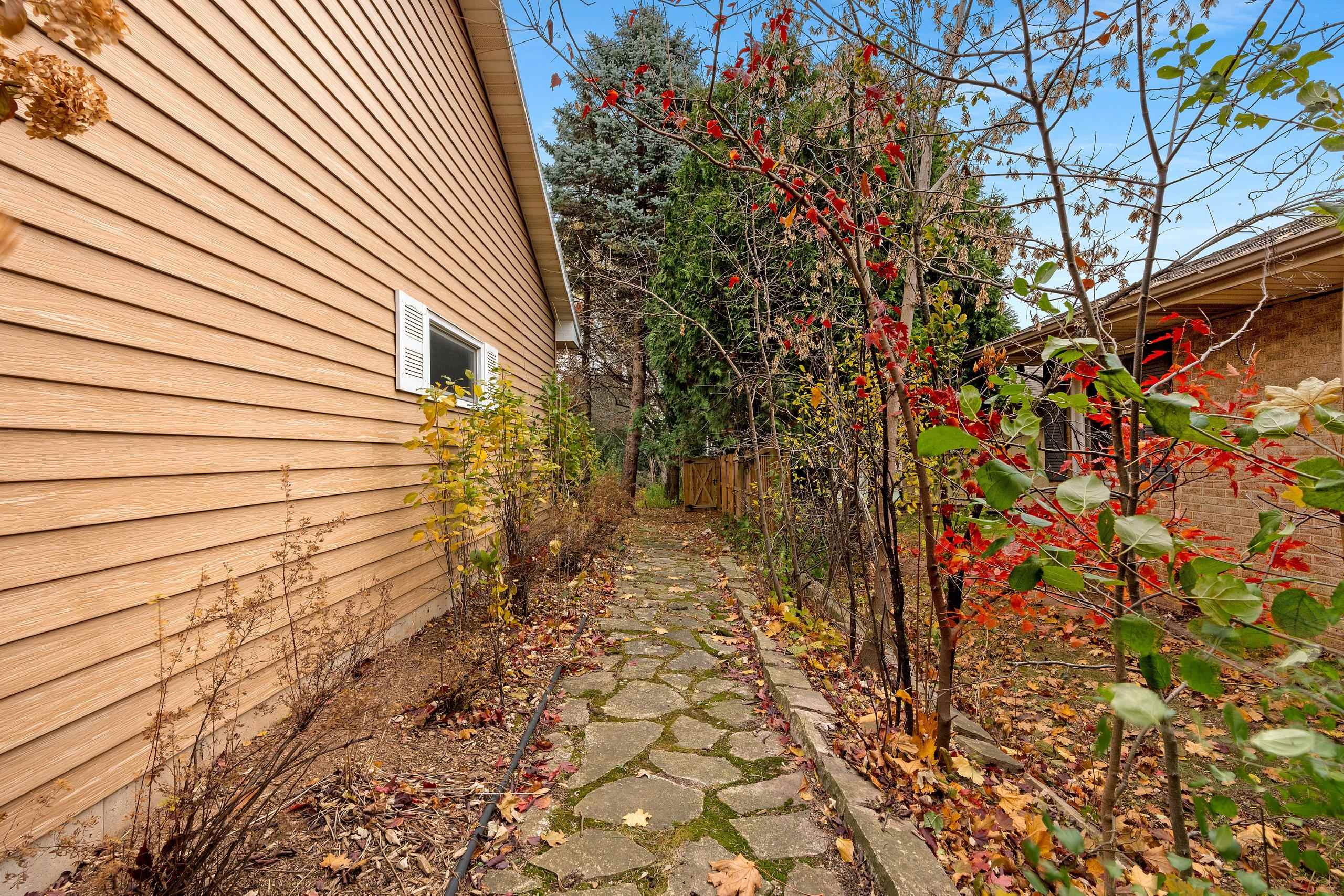 Appleton, Wisconsin 54911, United States, 3 Bedrooms Bedrooms, ,3 BathroomsBathrooms,Residential,Active,242714