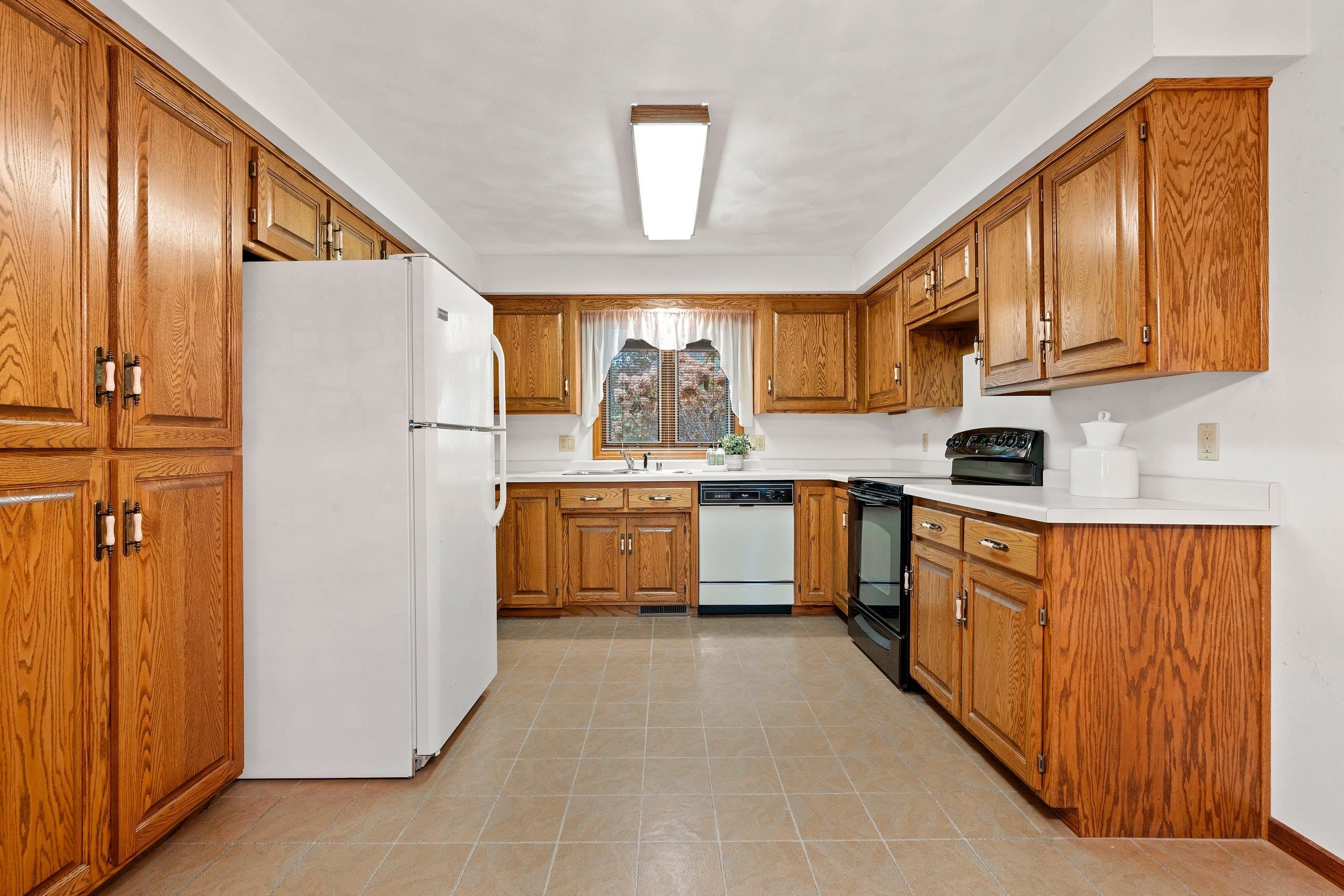 Appleton, Wisconsin 54911, United States, 3 Bedrooms Bedrooms, ,3 BathroomsBathrooms,Residential,Active,242714