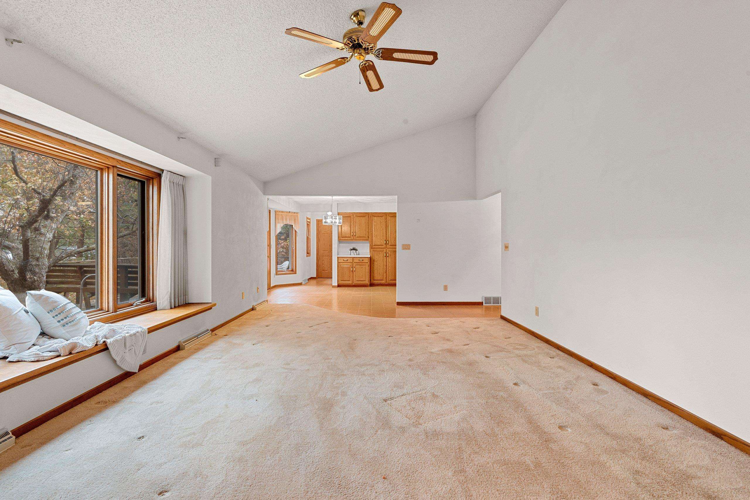 Appleton, Wisconsin 54911, United States, 3 Bedrooms Bedrooms, ,3 BathroomsBathrooms,Residential,Active,242714