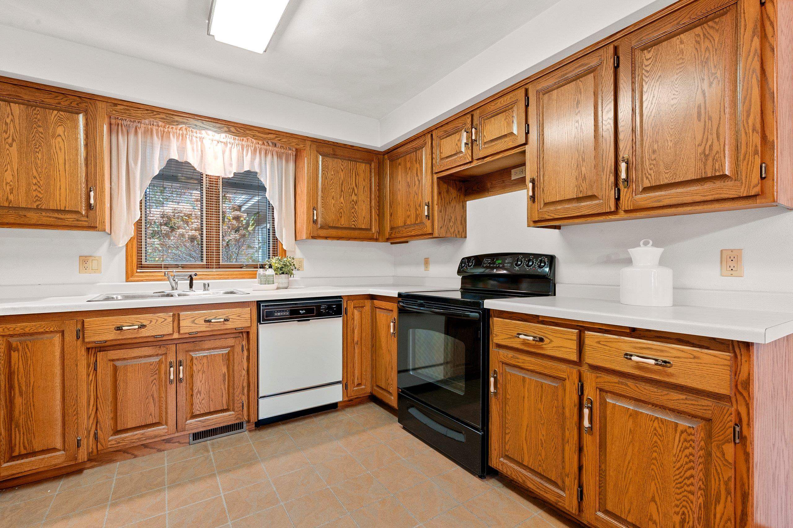 Appleton, Wisconsin 54911, United States, 3 Bedrooms Bedrooms, ,3 BathroomsBathrooms,Residential,Active,242714