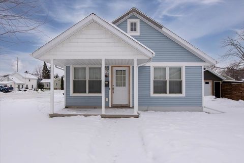Photo of 403 W 6TH Avenue, OSHKOSH, WI 54902 (MLS # 50319101)