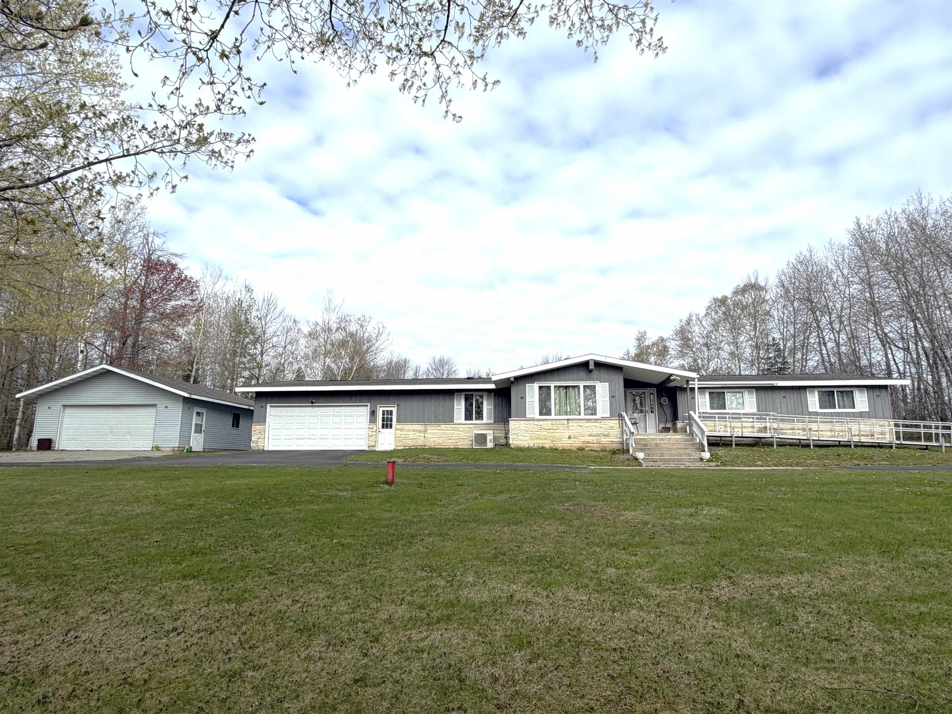 Photo 1 of 12 — N2813 BAY DE NOC Drive, MENOMINEE, MI 49858