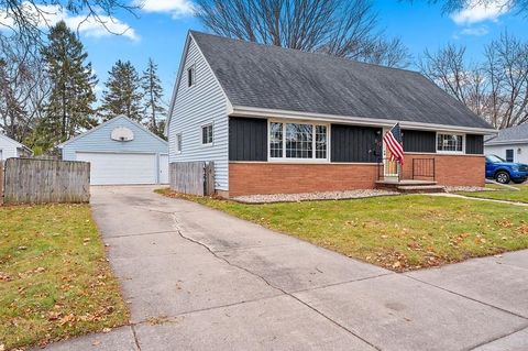 Photo of 925 W LINDBERGH Street, APPLETON, WI 54914 (MLS # 50318695)