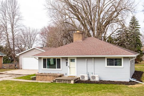 Photo of 1380 LAKEVIEW Lane, MENASHA, WI 54952 (MLS # 50323567)