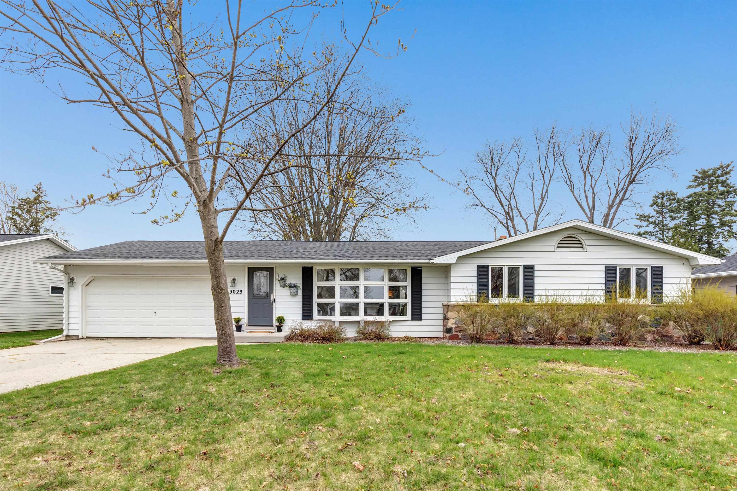 Photo 1 of 25 — 3025 LAWNDALE Drive, GREEN BAY, WI 54311