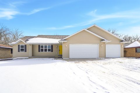 Photo of 531 CHAIN Drive, APPLETON, WI 54915 (MLS # 50320532)