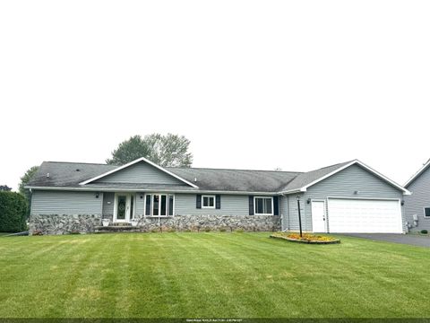 Photo of 5235 CHESAPEAKE Court, OSHKOSH, WI 54901 (MLS # 50312563)