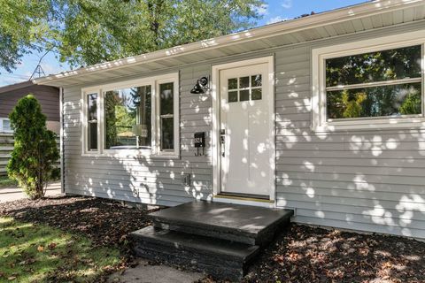 Photo of 1824 E COLLEGE Avenue, APPLETON, WI 54915 (MLS # 50317310)
