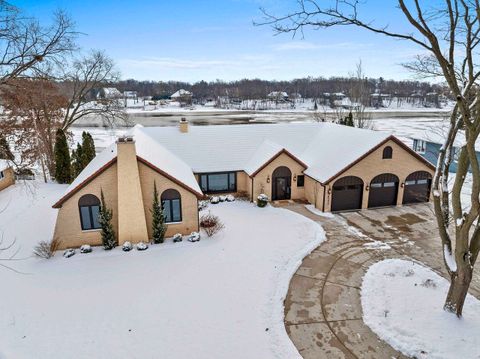 Photo of 2045 LOST DAUPHIN Road, DE PERE, WI 54115 (MLS # 50318947)
